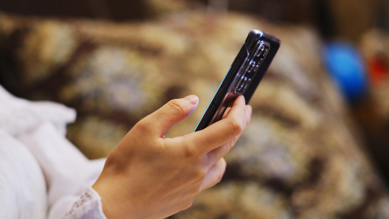 4k居家玩手机手指刷手机屏幕实拍