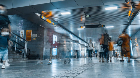 4k城市地下通道来来往往的行人人流延时