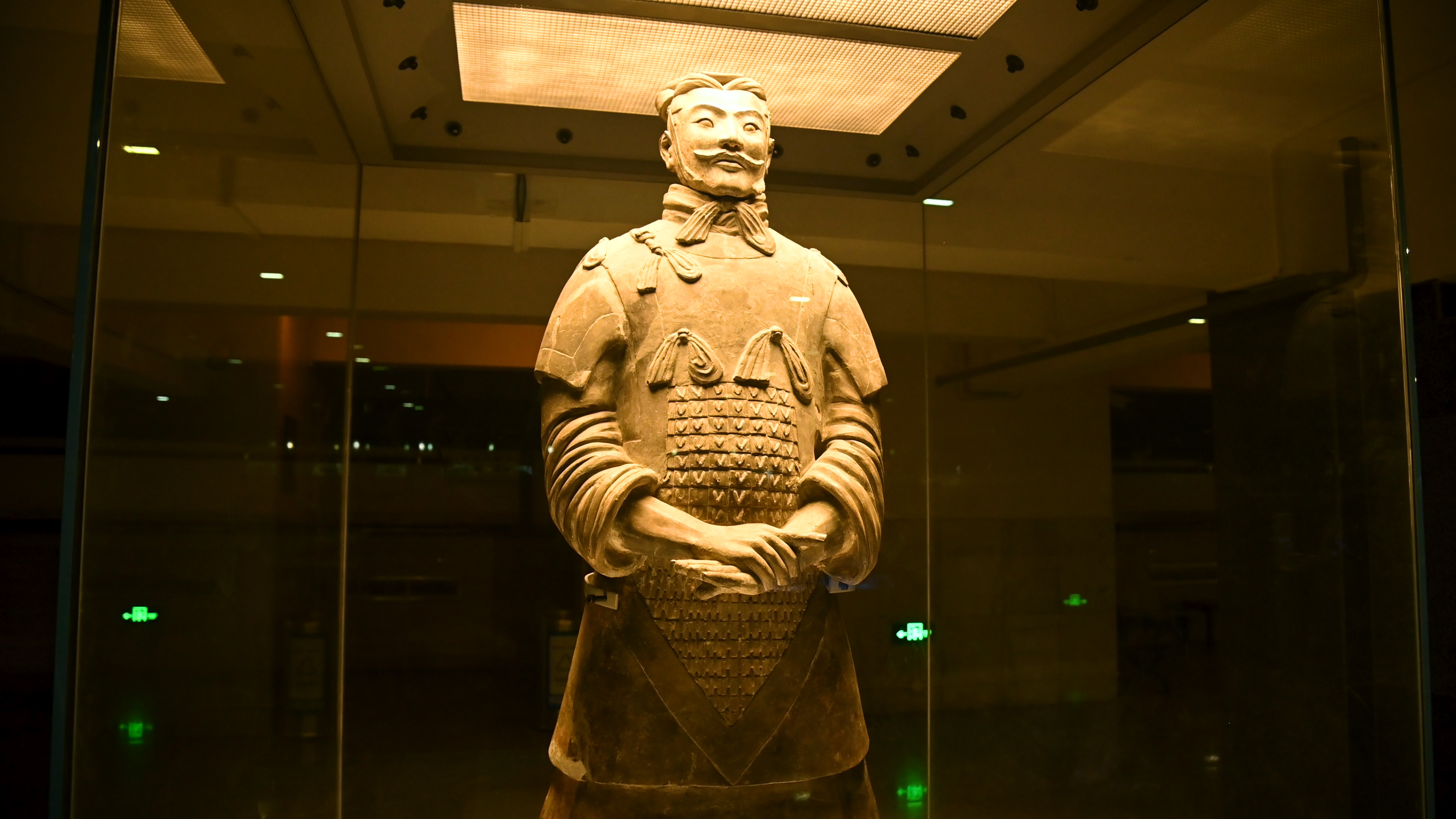 4K实拍文物西安秦始皇兵马俑军吏俑立射俑视频特效素材-千库网