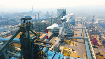 4K航拍航拍现代工业工厂全貌化工烟雾