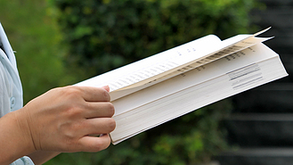 4k拍摄学生公园翻书动作读书升格