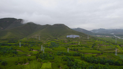 4k航拍山西浓雾笼罩下的太行山农田
