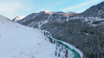 4K冬季雪山峡谷冰雪融化水流涌动