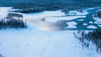 4K实拍冬天北国五彩不冻河河边冰雪风景