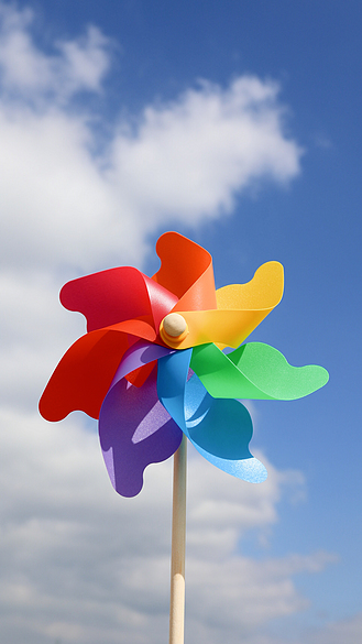 4k竖屏蓝天下转动的风车