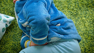 1080儿童小孩肚子疼手捂肚子打滚视频