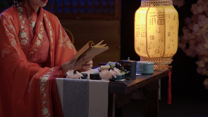 4k实拍汉服古装女孩夜晚点灯看书人像视频