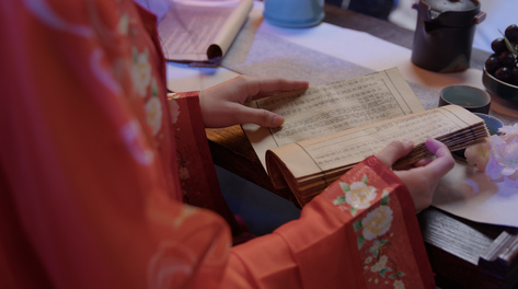 4k实拍汉服古装女孩看书翻页翻书手部特写