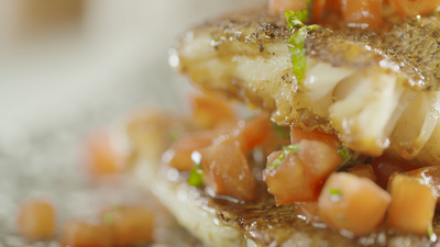 1080P煎鱼肉美食摆盘特写实拍