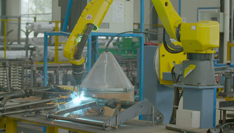 1080P机器人工作在工业工厂焊接