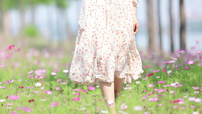 4k实拍树林阳光花海女性穿裙子逛花海唯美写意 千库网