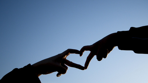 1080p实拍情侣蓝天下比爱心手势剪影