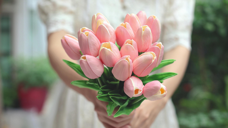 4k实拍女性手捧花送花动作特写 千库网