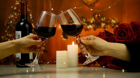 实拍1080情侣烛光晚餐喝红酒碰杯干杯