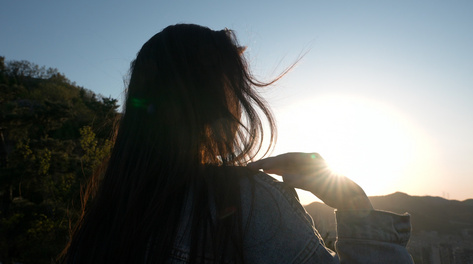 4k黄昏夕阳夕阳下女孩撩头发背影阳光忧郁