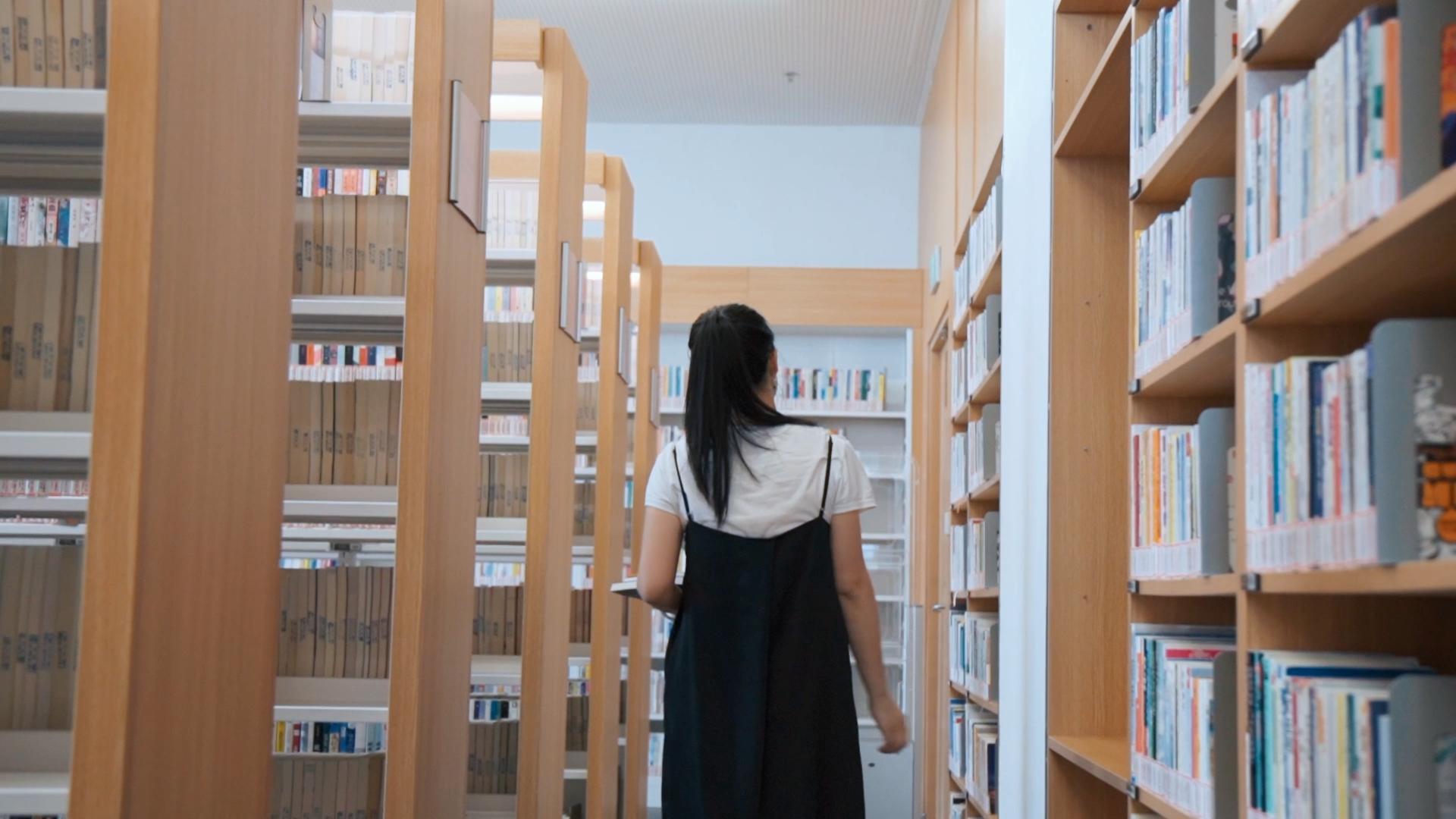 【图书馆里的女生摄影图片】广州华南师范大学---图书馆人像摄影_太平洋电脑网摄影部落