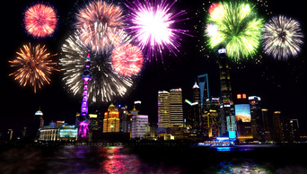 喜迎欢度国庆上海外滩城市夜景燃放绚烂烟花
