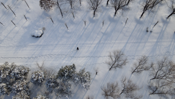 4K航拍冬天冰雪踏雪行走唯美意境空镜头