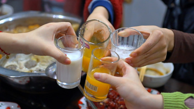 实拍视频素材过年聚餐年夜饭碰杯干杯实拍视频1080