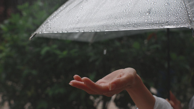 4K实拍下雨天撑伞接雨水的女性手部特写