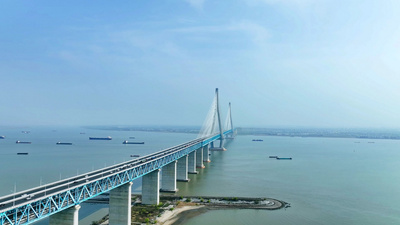 4K航拍上海地标建筑沪苏通大桥