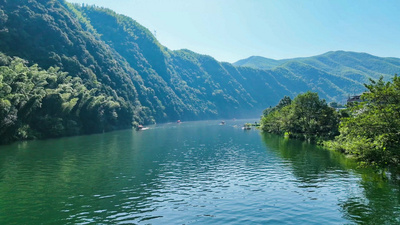 4K航拍峡谷竹筏漂流山水风光美景