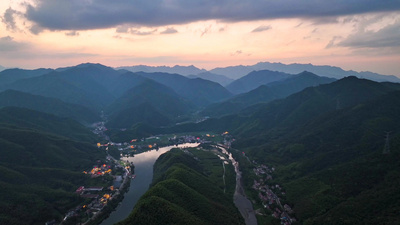 4K航拍皖南水墨山水画峡谷村庄峡谷晚霞