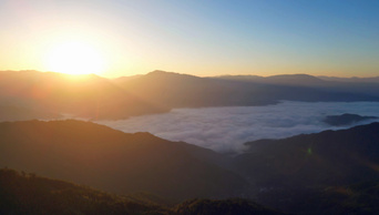 4K航拍山峦叠嶂磅礴大气的日出云海