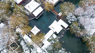 4K山东济南趵突泉雪景俯瞰风景航拍视频