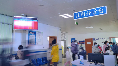 实拍视频素材医院儿科分诊台看病人流视频实拍
