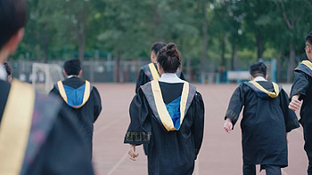 大学生毕业季挥手甩博士帽实拍视频素材