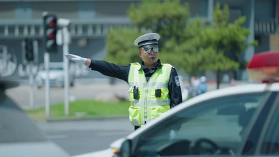 夏天交警在马路上交通视频