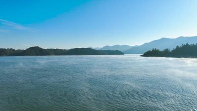 4K航拍清晨湖面水汽峡谷自然风光视频素材
