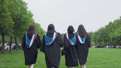 大学毕业学生穿学士服走路背影实拍视频素材