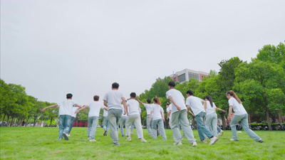大学毕业学生向前奔跑实拍素材