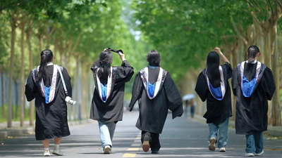 毕业学生穿学士服走路背影视频实拍