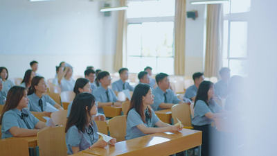毕业学生扔飞机大学教育视频实拍