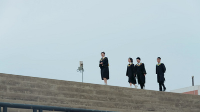毕业学生穿学士服走路实拍视频素材