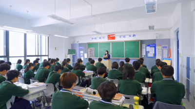 学生校园玩手机走路的视频实拍视频素材校园教师上课指导学生高清视频素材视频实拍
