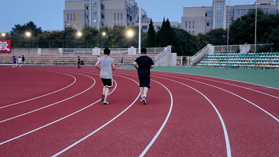 大学校园里学生在操场跑步实拍视频4k实拍视频素材