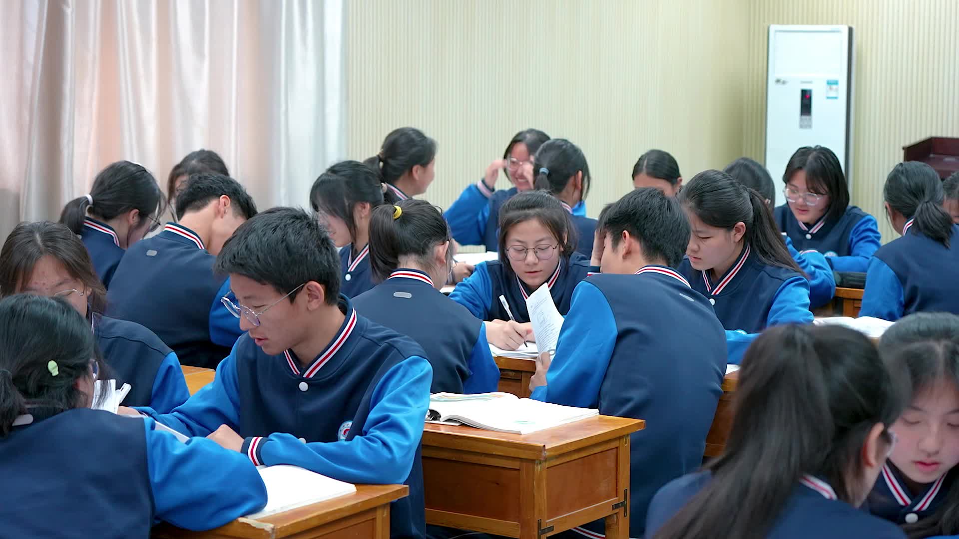 高中学生上课讨论课堂实拍视频素材视频特效素材-千库网