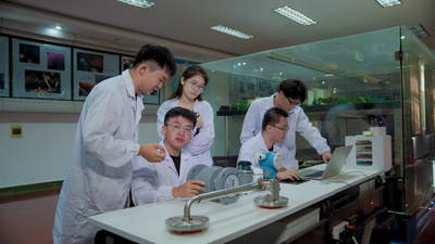 医疗大学生科技讨论研究实验室创业团队工程师实拍素材
