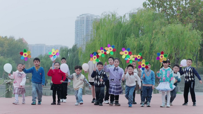 快乐童年孩子奔跑风车视频实拍