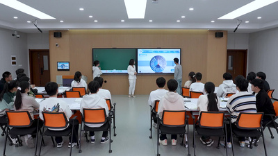 大学生同学们在智慧教室上课学习实拍素材