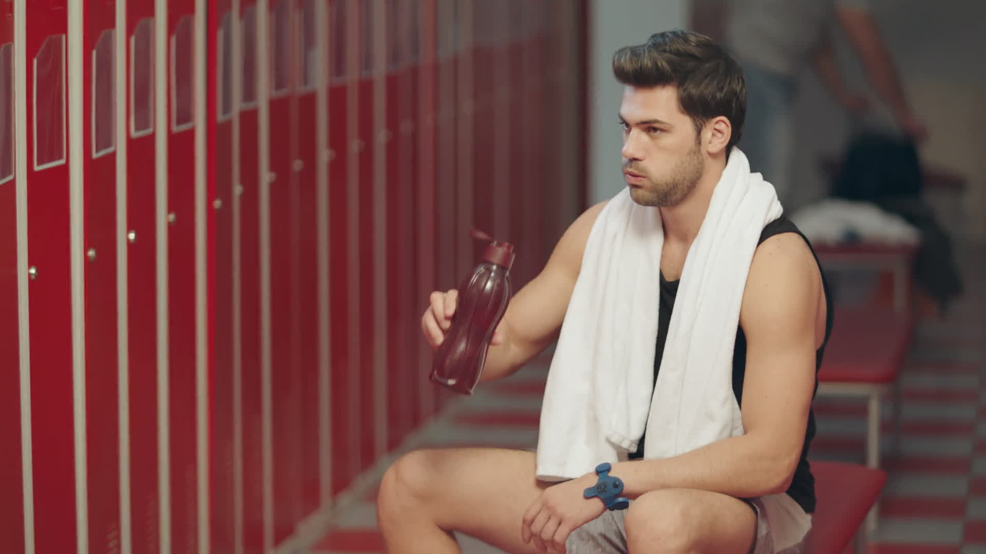 赛后更衣室狂欢庆祝这一里程碑式胜利