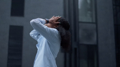 压力很大的女商人在户外哭泣的肖像不快乐沮丧的女人