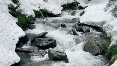 冬天美丽的河水流淌和积雪山河和雪山