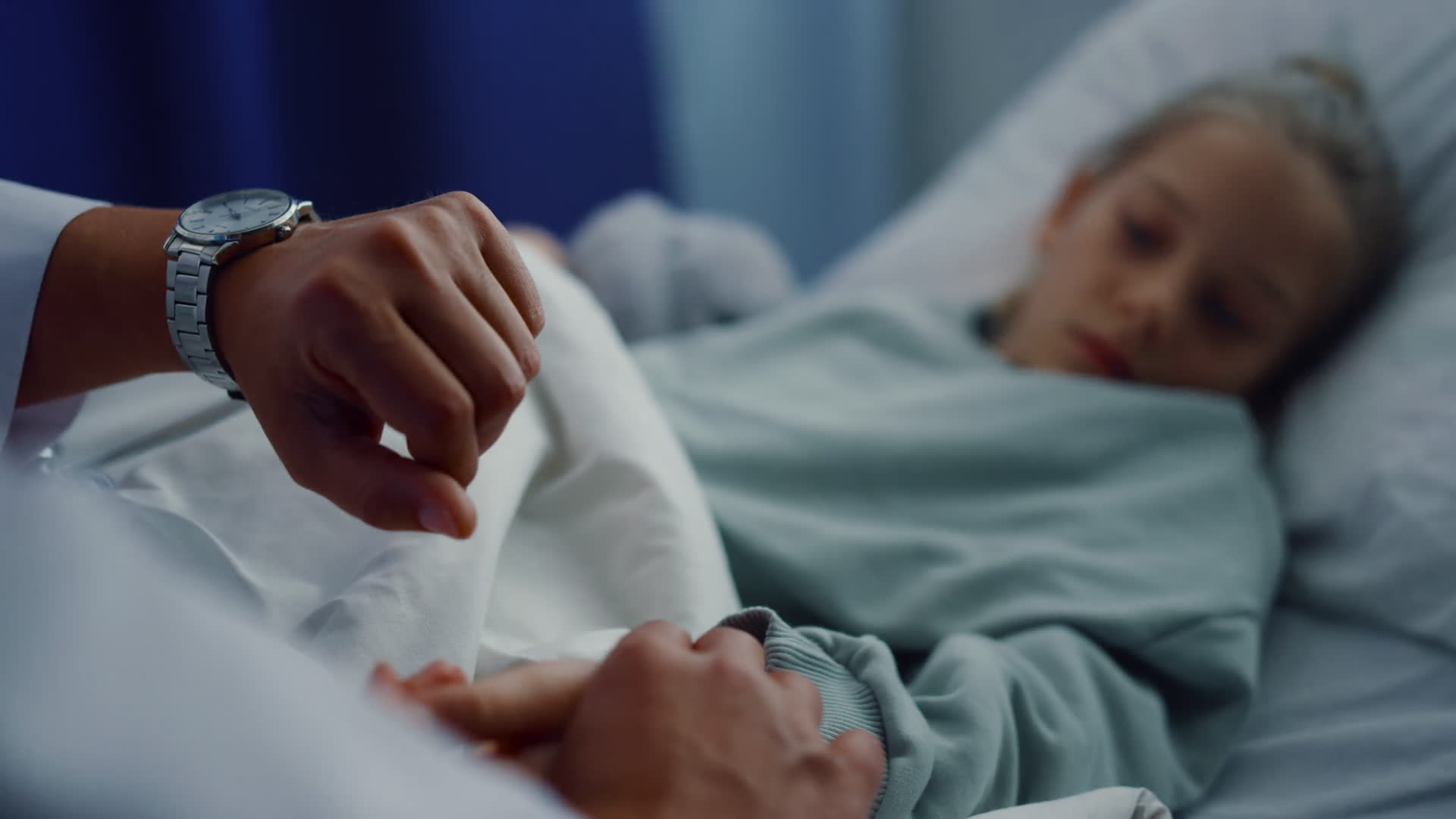 医生手手动把脉近距离观察在医院进行体格检查视频特效素材-千库网