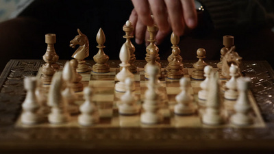 老人的手在近距离下棋不知名的职业球员