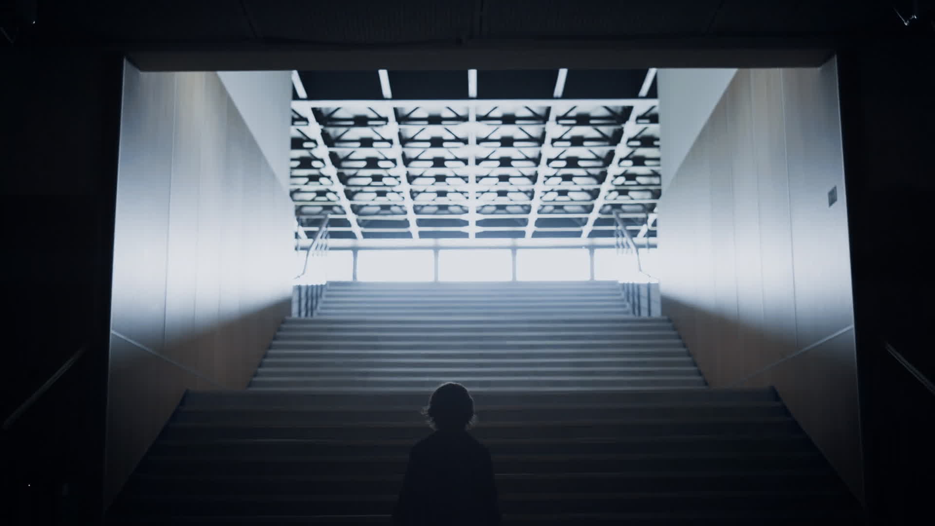 情绪低落的小男孩上楼时靠近活泼的小学生人群孩子们在奔跑视频特效素材-千库网